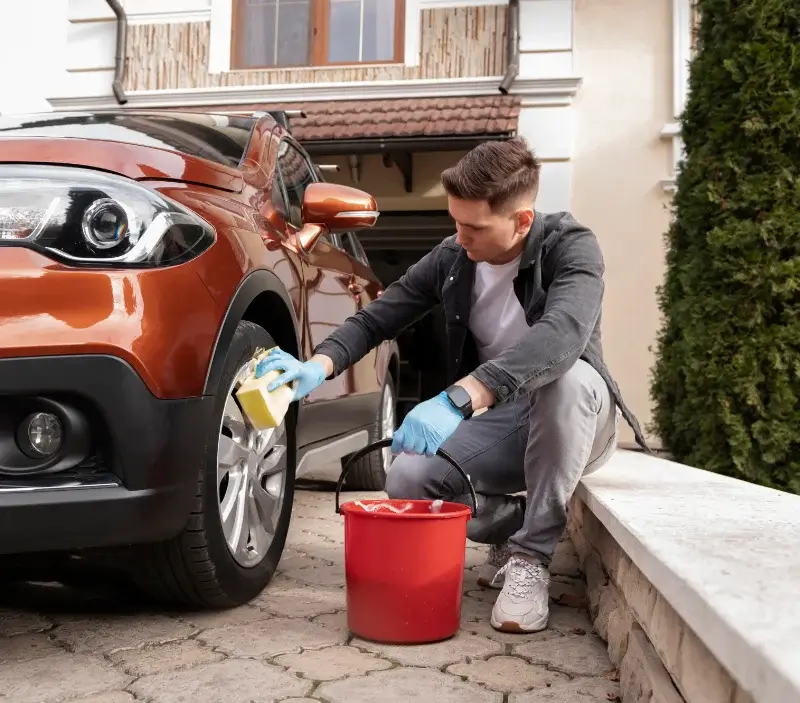 Lavage auto à domicile Lesquerde : professionnel intervenant sur un véhicule